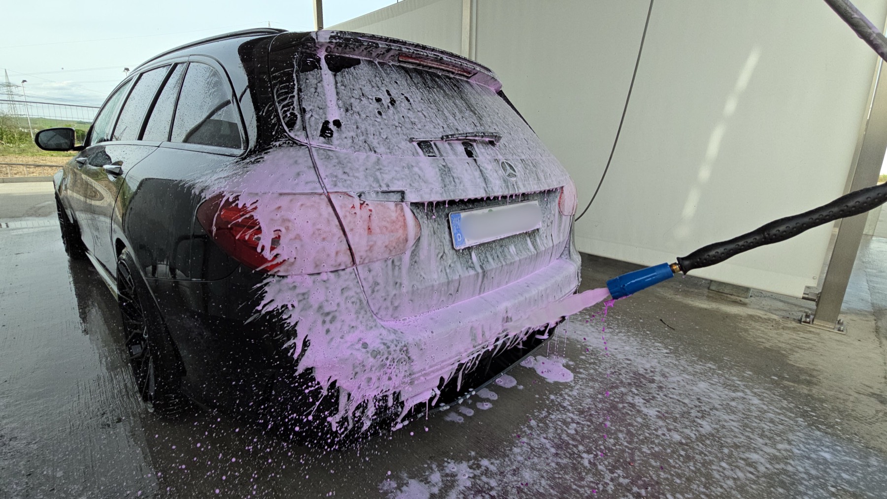 Auto von hinten mit Intensivschaum