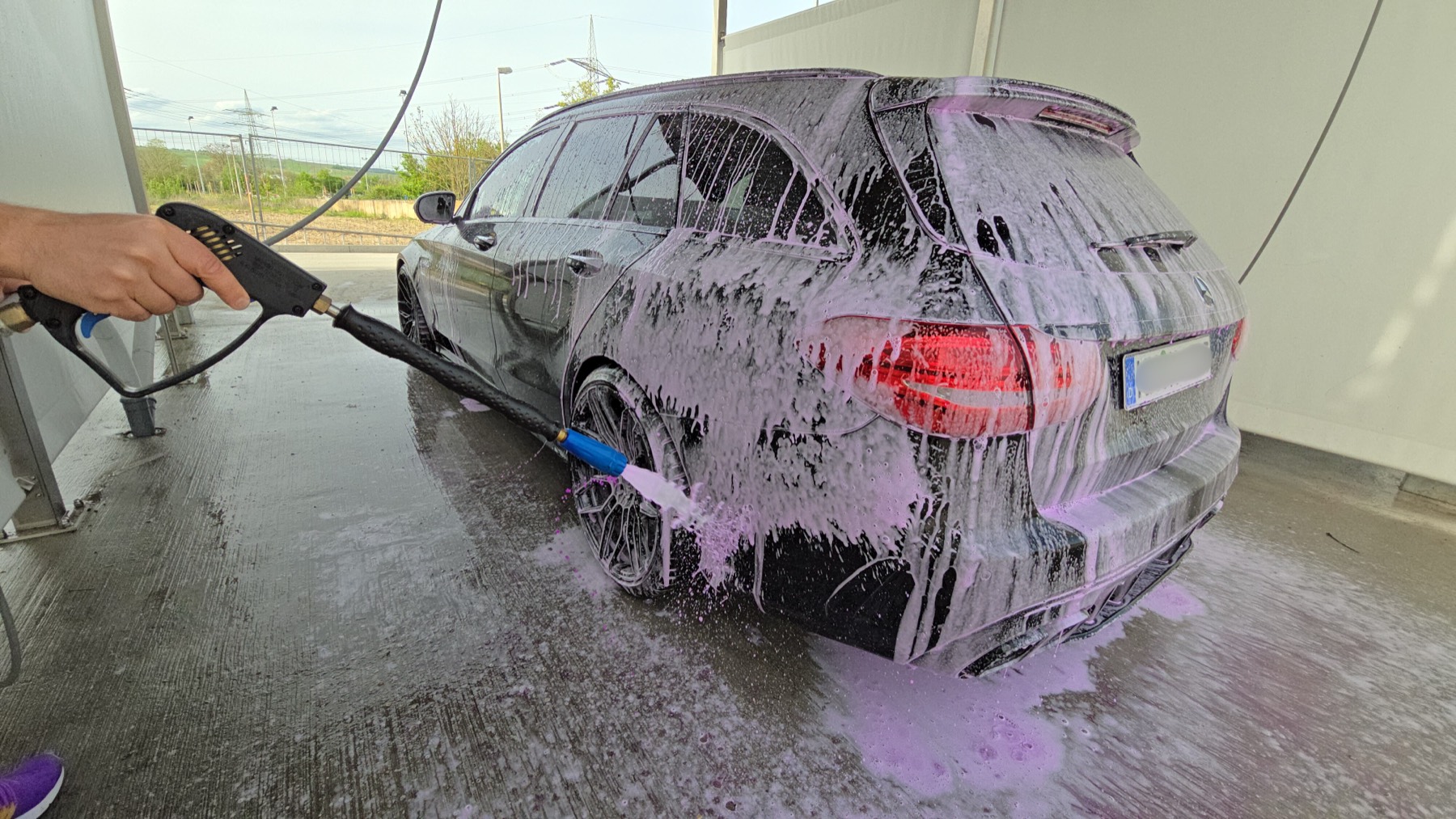 Fahrzeug von hinten, mit Schaum überzogen