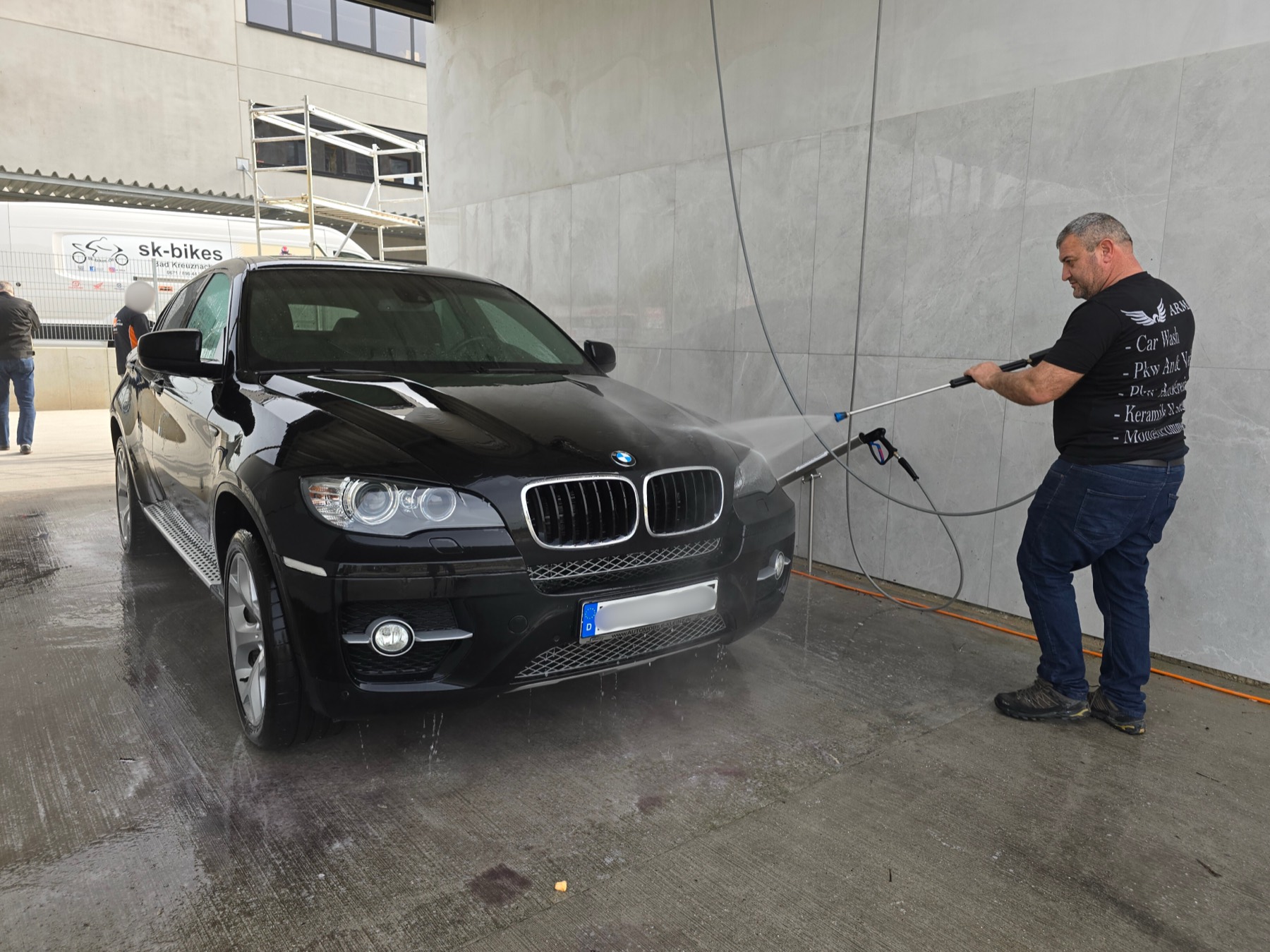 BMW wird mit Hochdruck abgespült