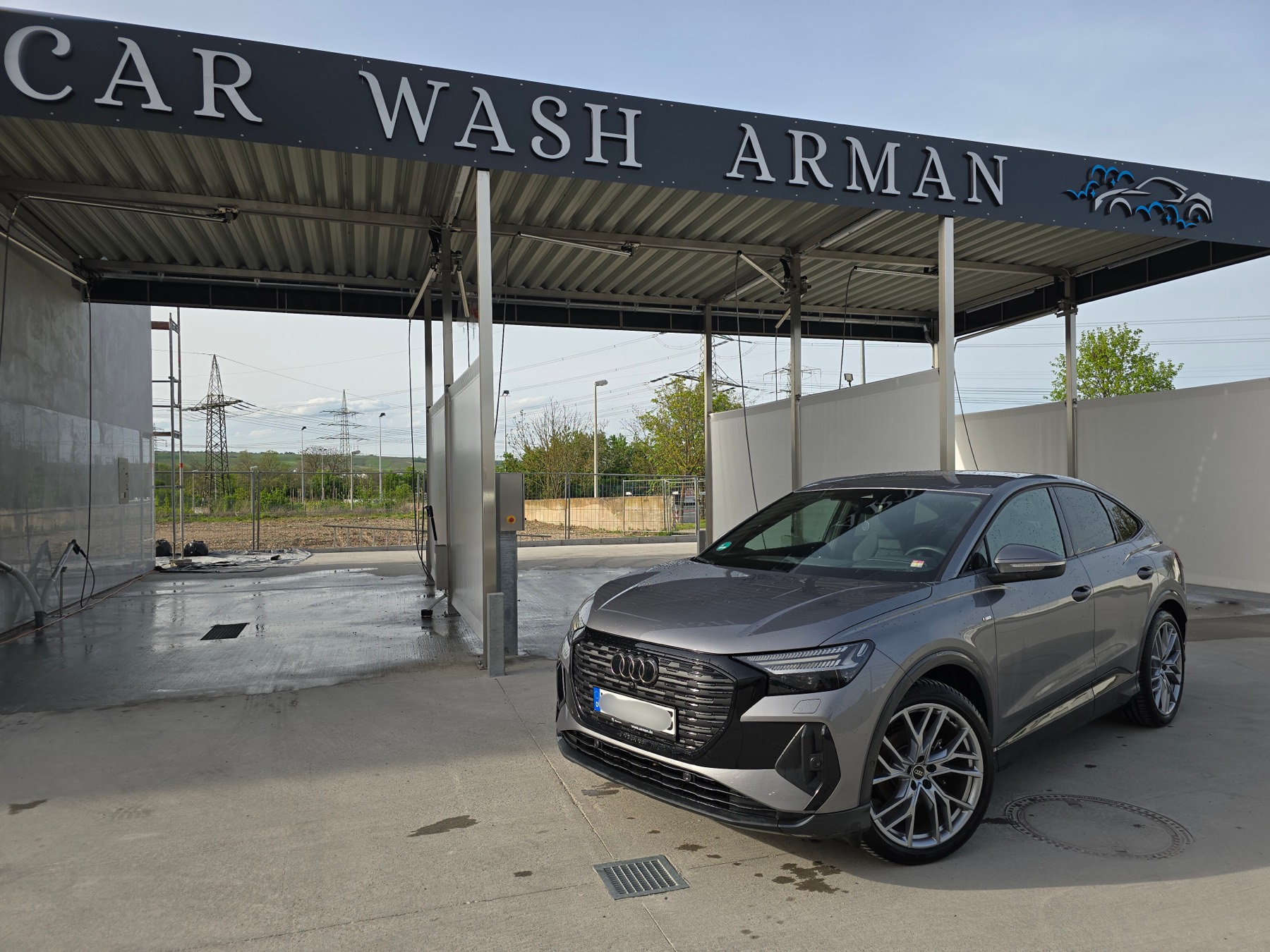 Audi vor den Waschboxen von Carwash Arman in Bad Kreuznach